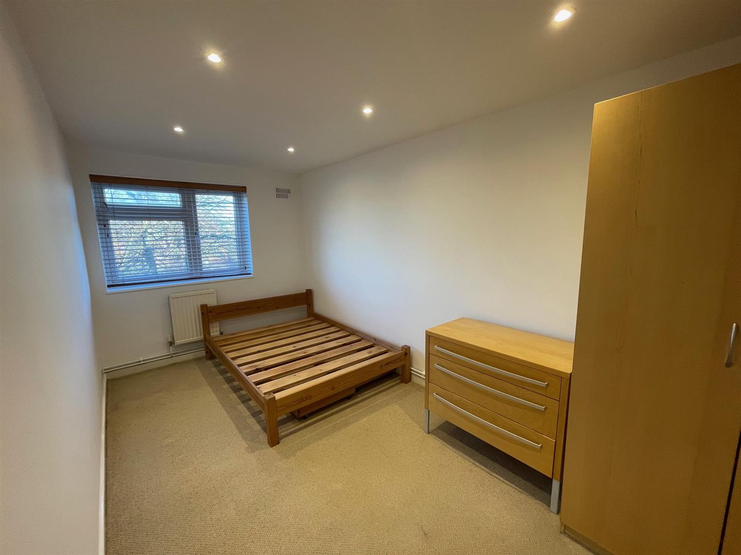 2 bed property in Great North Road, London